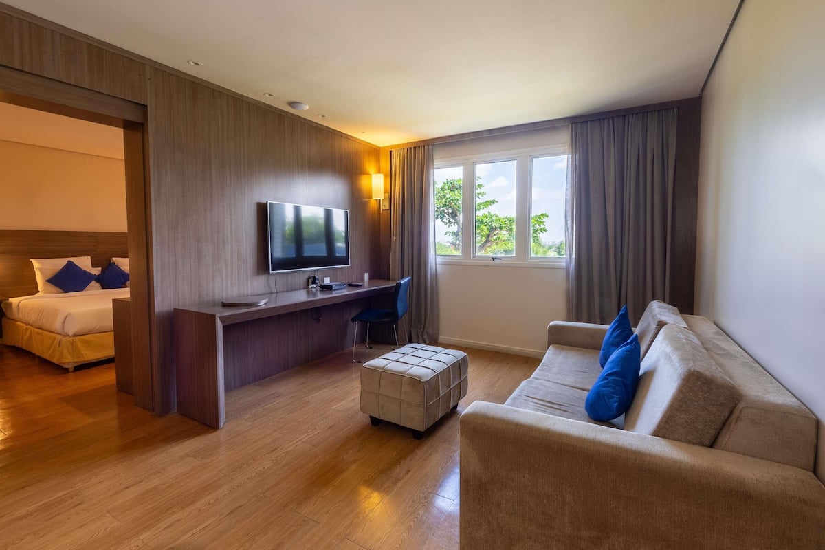 Room, 1 King Bed | Minibar, in-room safe, desk, blackout curtains