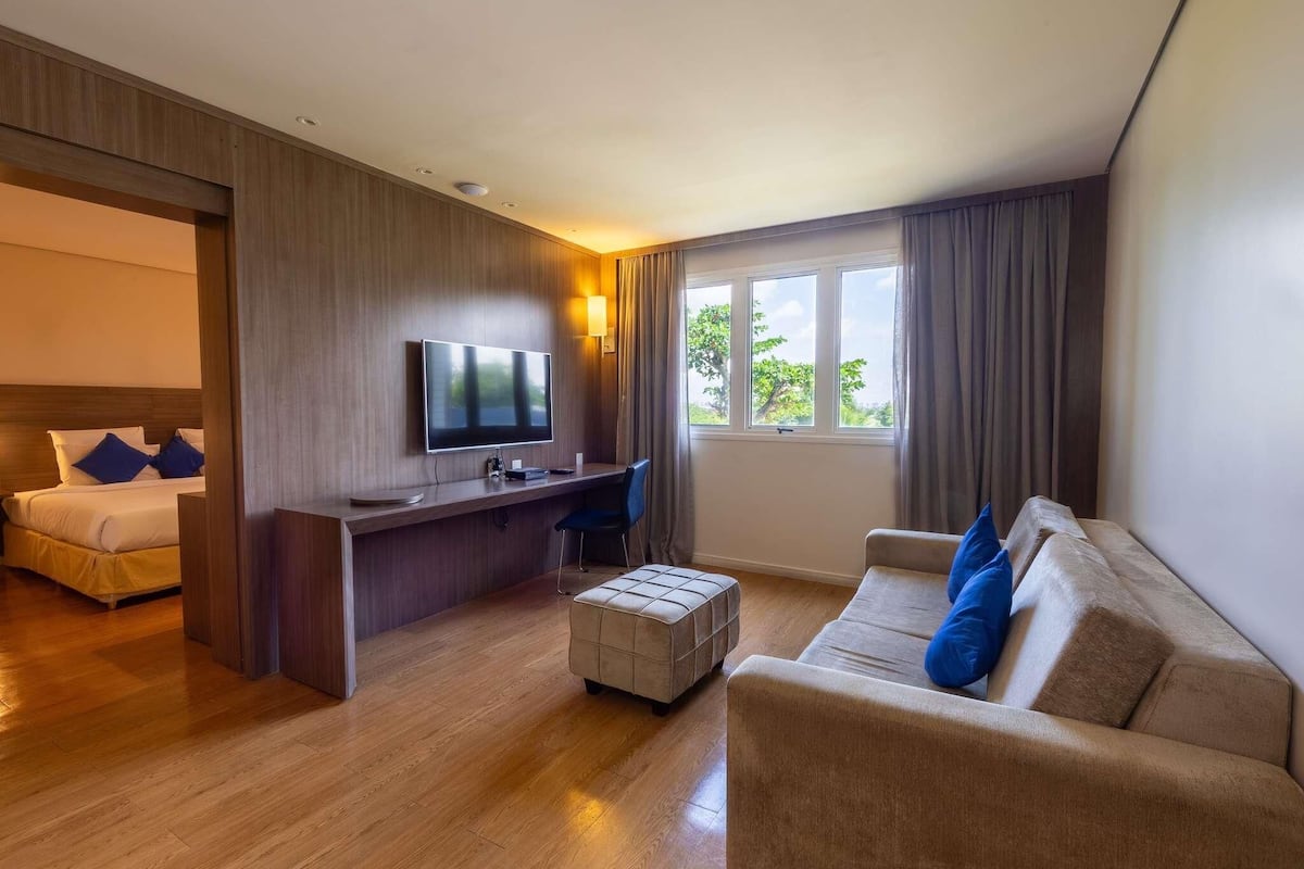 Room, 1 King Bed | Minibar, in-room safe, desk, blackout drapes