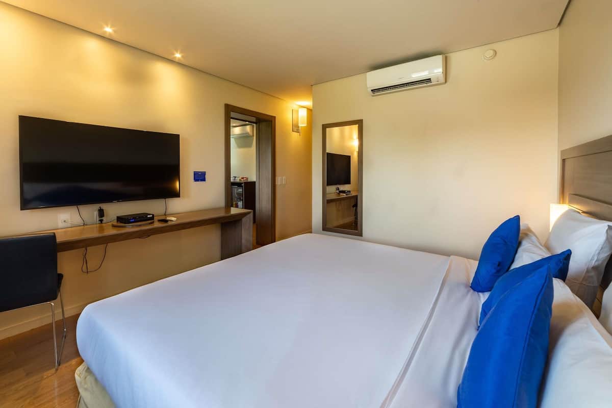Room, 1 King Bed | Minibar, in-room safe, desk, blackout curtains