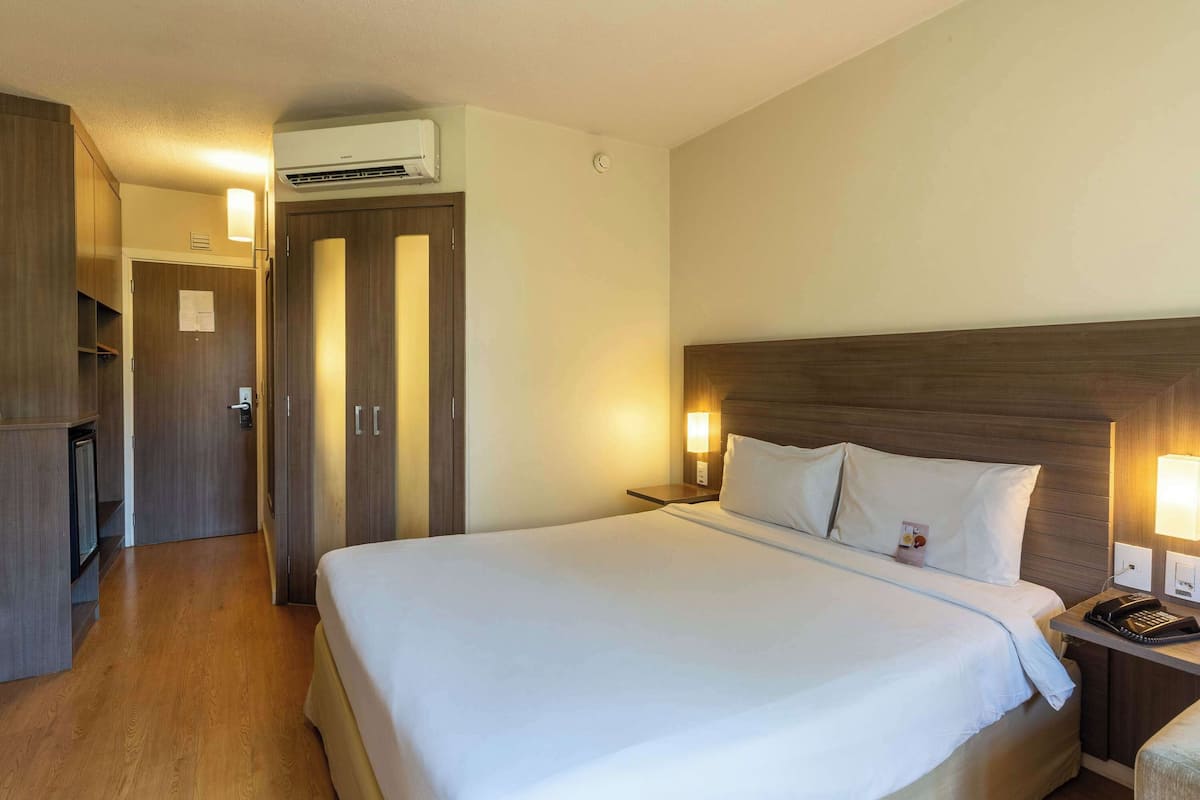Superior-huone, 1 parisänky ja vuodesohva (1 Double Bed and 1 Sofa Bed) | Minibaari, tallelokero huoneessa, työpöytä, pimennysverhot