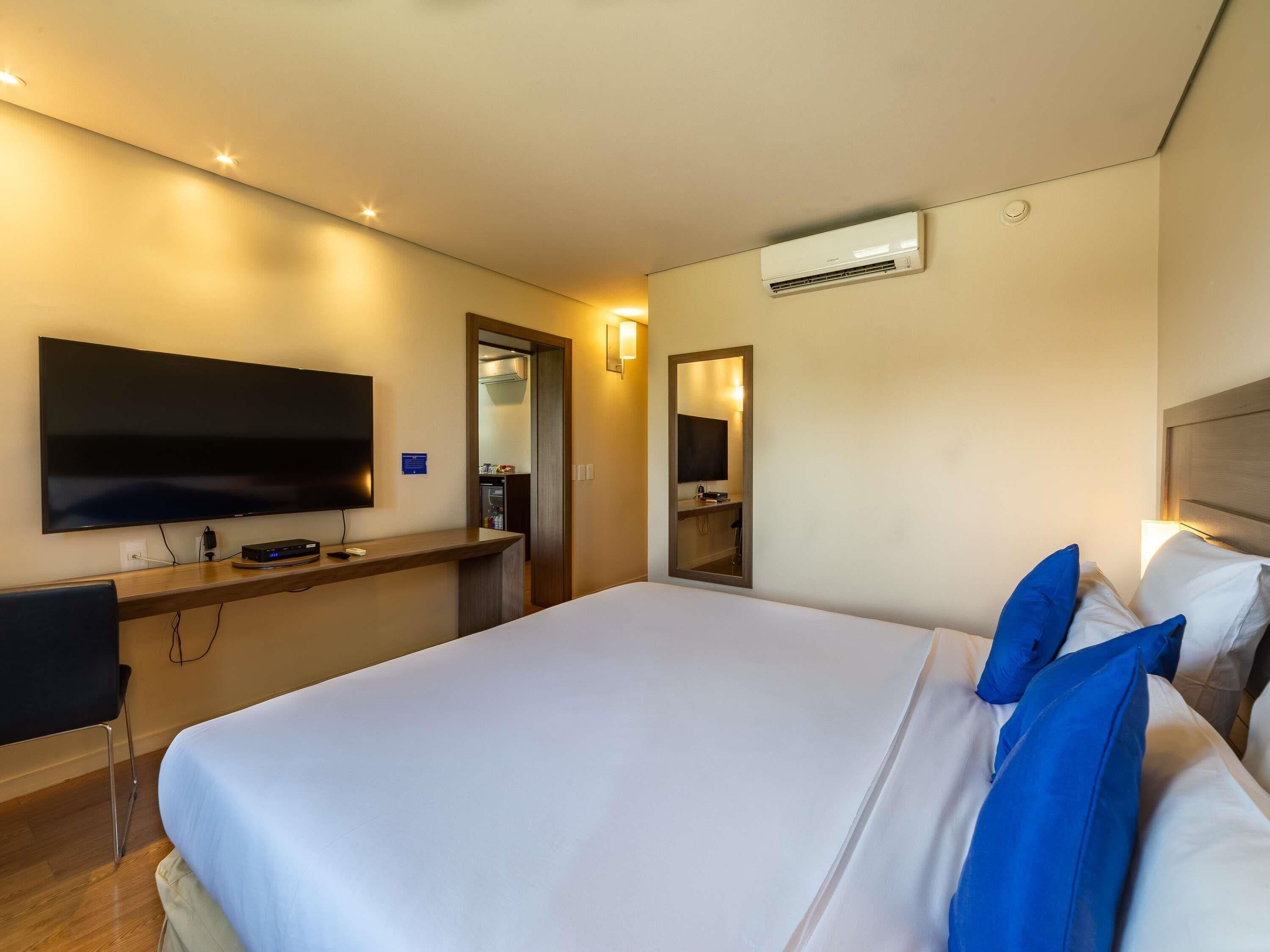 Room, 1 King Bed | Minibar, in-room safe, desk, blackout drapes