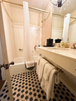 Bathroom - The Guest House Historic Mansion (Natchez)