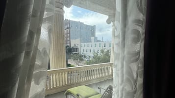Room, 1 Queen Bed (John R. Lynch) | Pillowtop beds, desk, blackout drapes, iron/ironing board