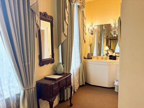 Colchones con pillow-top, escritorio y cortinas blackout 