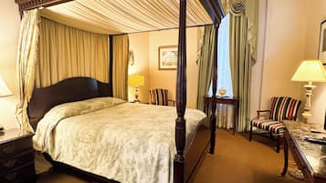 Rum - 1 queensize-säng (Rosalie Beekman) | Bäddmadrasser, skrivbord, mörkläggningsgardiner och strykjärn/strykbräda