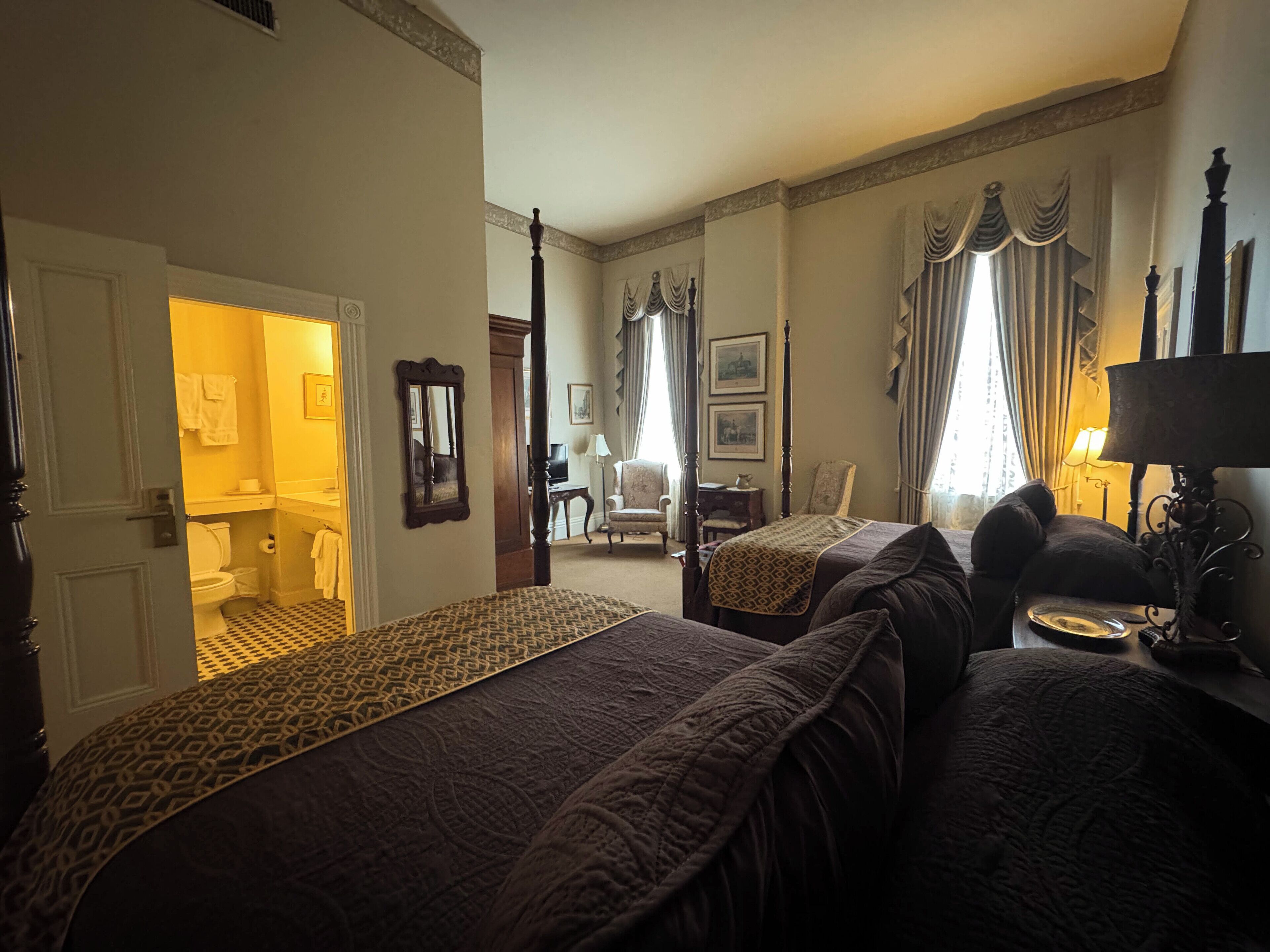 ห้องพัก, เตียงใหญ่ 2 เตียง (The Hiram R. Revels Room) | เตียงพร้อมฟูกเสริมที่นอน, โต๊ะทำงาน, ผ้าม่านกันแสง, เตารีด/โต๊ะรีดผ้า