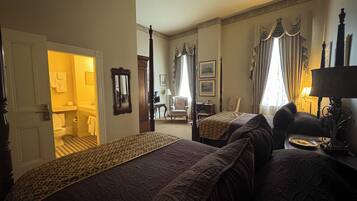 Chambre, 2 lits doubles (The Hiram R. Revels Room) | Surmatelas, bureau, rideaux occultants, fer et planche à repasser