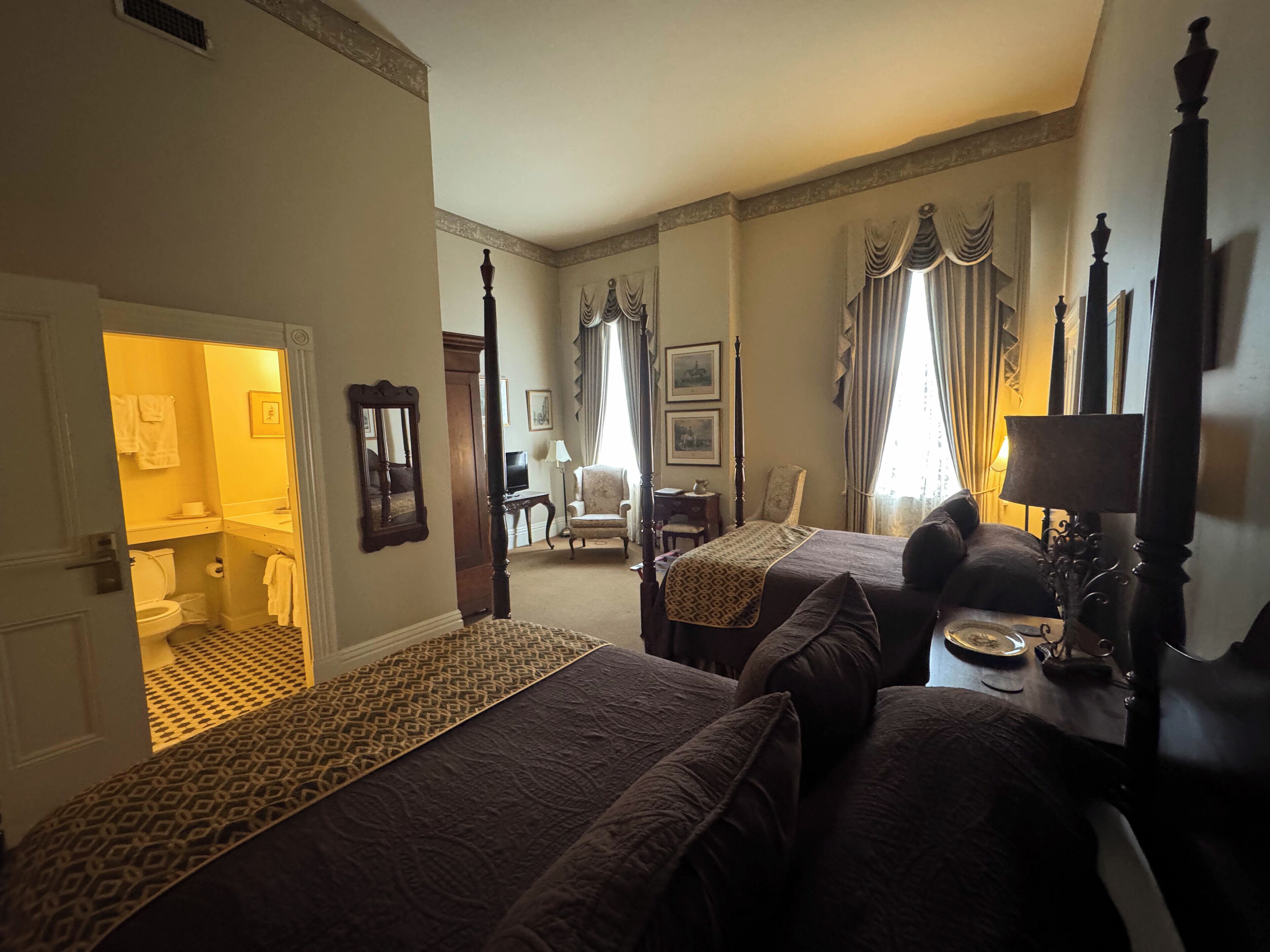 Quarto, 2 camas de casal (The Hiram R. Revels Room) | Camas com colchões pillow-top, escrivaninha, cortinas blackout