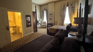 Rom, 2 dobbeltsenger (The Hiram R. Revels Room) | Senger med overmadrass, skrivebord og blendingsgardiner