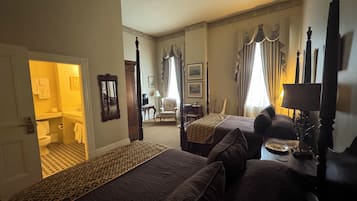 Quarto, 2 camas de casal (The Hiram R. Revels Room) | Camas com colchões pillow-top, escrivaninha, cortinas blackout