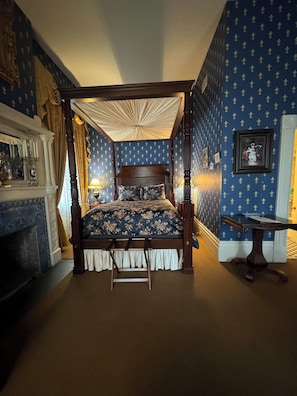 Chambre, 1 grand lit (The Newman Room) | Surmatelas, bureau, rideaux occultants, fer et planche à repasser