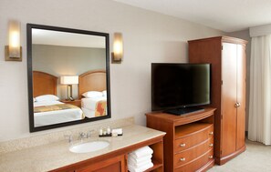 Premium bedding, in-room safe, desk, laptop workspace