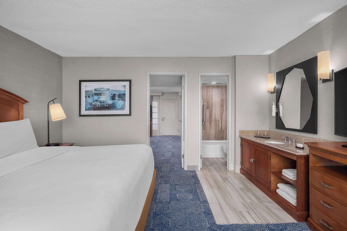 Luxe beddengoed, een kluis op de kamer, een bureau, een laptopwerkplek