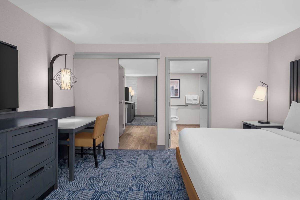 Luxe beddengoed, een kluis op de kamer, een bureau, een laptopwerkplek