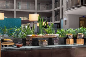 Buffet déjeuner gratuit tous les jours