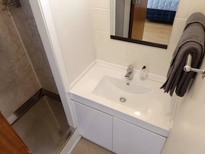 Standard Studio, Kitchen (Spacious ) | Bathroom | Shower, hair dryer, towels - Astral Motel (Whanganui)