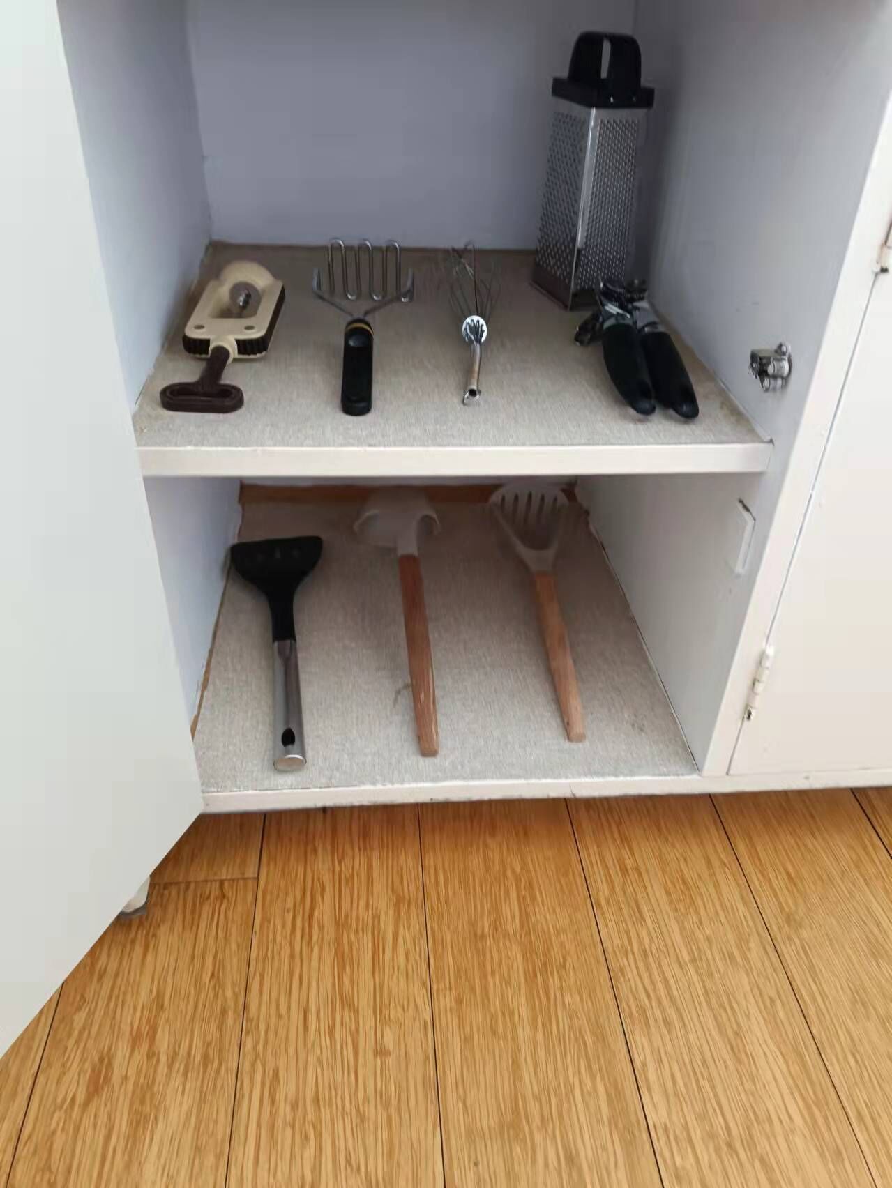 Un armario de cocina con diversos utensilios y electrodomésticos.
