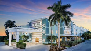 A Marriott Fairfield Inn & Suites with a modern design, featuring a covered entrance and palm trees. - Fairfield Inn & Suites by Marriott Marathon Florida Keys (Marathon)