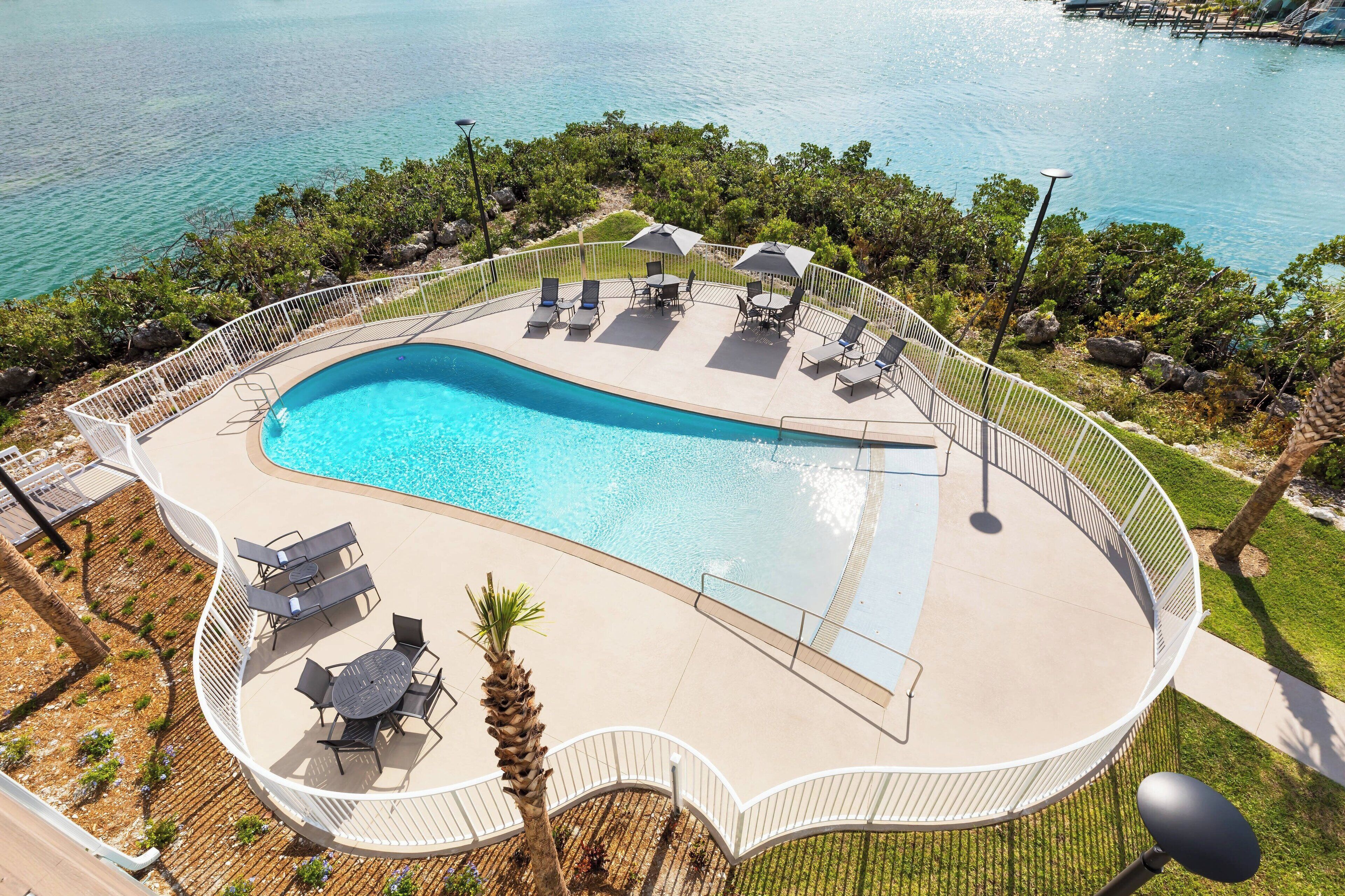 2 室外游泳池，池畔遮阳伞，日光浴躺椅