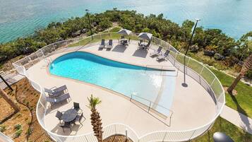 2 udendørs pools, parasoller, liggestole