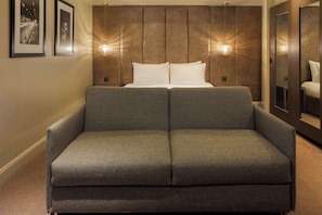 Family Room | 1 bedroom, Egyptian cotton sheets, premium bedding, in-room safe