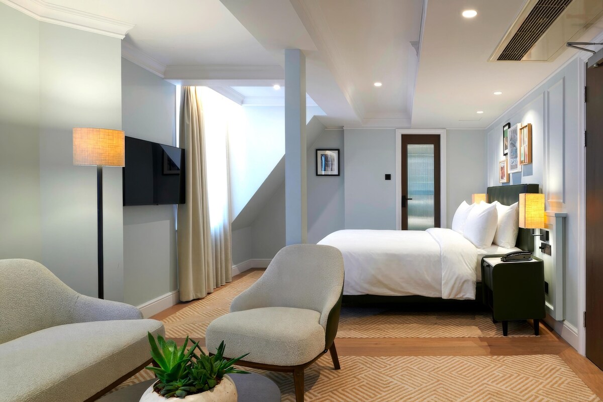 Premium Suite | Egyptian cotton sheets, premium bedding, in-room safe, desk