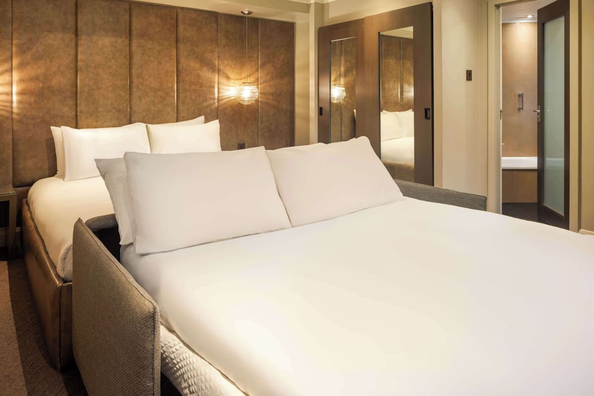 Family Room | 1 bedroom, Egyptian cotton sheets, premium bedding, in-room safe
