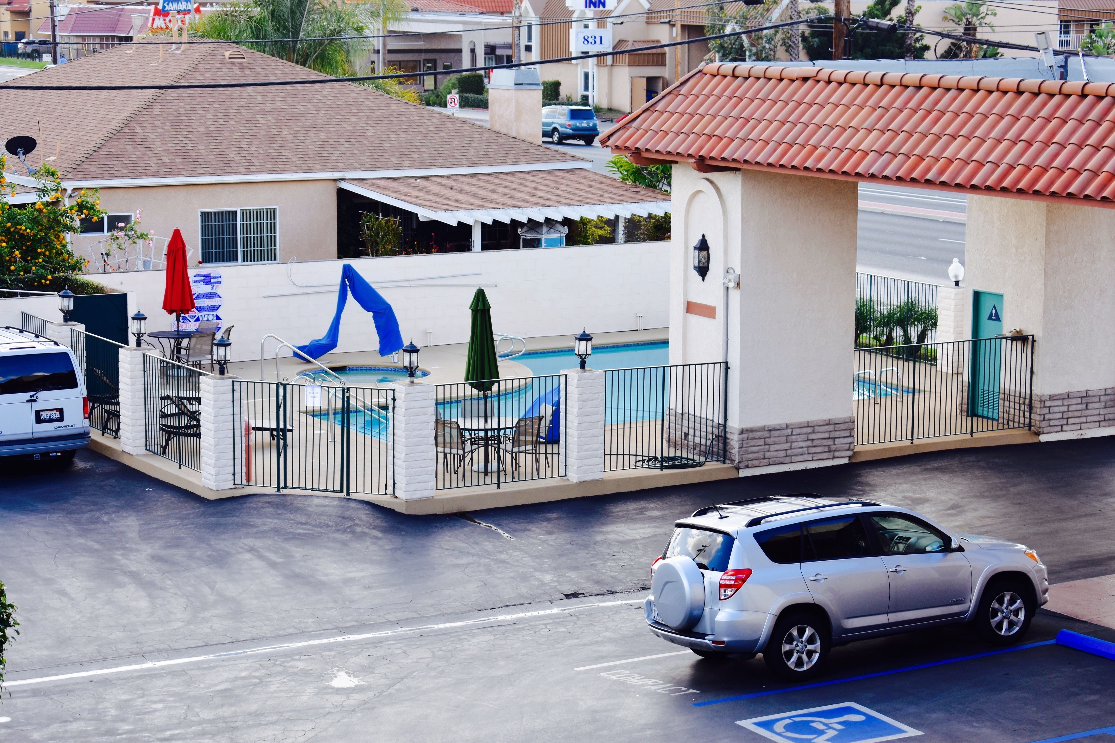 Un hôtel doté d’une piscine, d’un espace extérieur aménagé et d’un parking sécurisé.