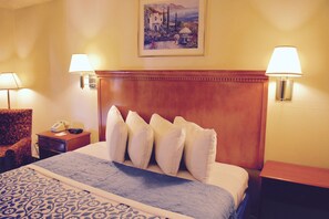 Desk, laptop workspace, iron/ironing board, free WiFi - Days Inn by Wyndham Anaheim Near the Park (Anaheim)