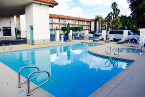 Una piscina al aire libre