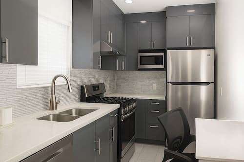 Quarto, 1 cama Queen (Efficiency) | Cozinha privada | Frigobar, micro-ondas, cafeteira/chaleira
