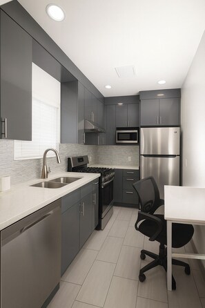 Room, 1 Queen Bed (Efficiency) | Private kitchen | Mini-fridge, microwave, coffee/tea maker