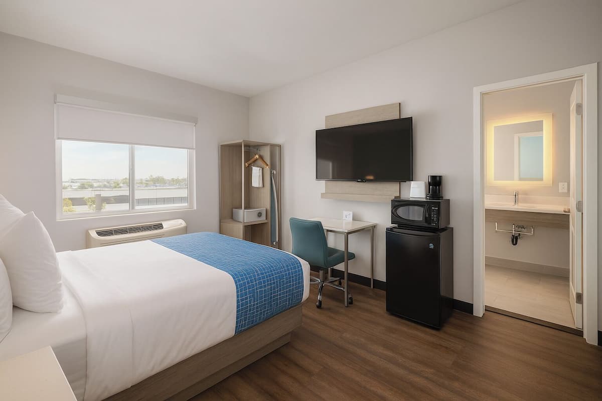 Business Room, 1 Queen Bed | Desk, iron/ironing board, free WiFi, bed sheets