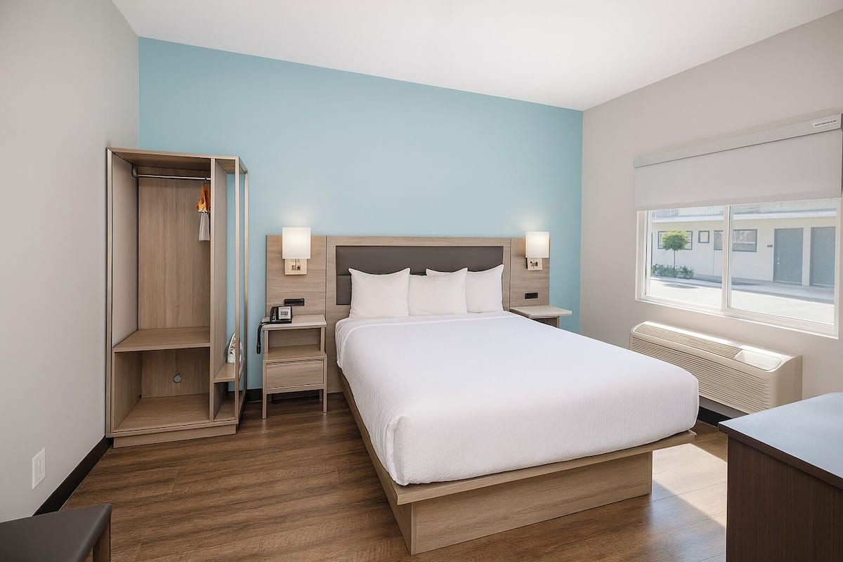 Business Room, 1 Queen Bed, Accessible, Non Smoking (Mobility) | Desk, iron/ironing board, free WiFi, bed sheets