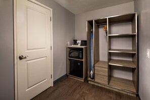 Standardzimmer, 1 King-Bett | Schreibtisch, Bügeleisen/Bügelbrett, kostenloses WLAN, Bettwäsche