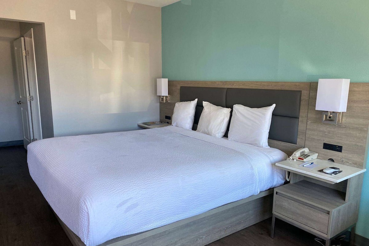 Desk, iron/ironing board, free WiFi, bed sheets