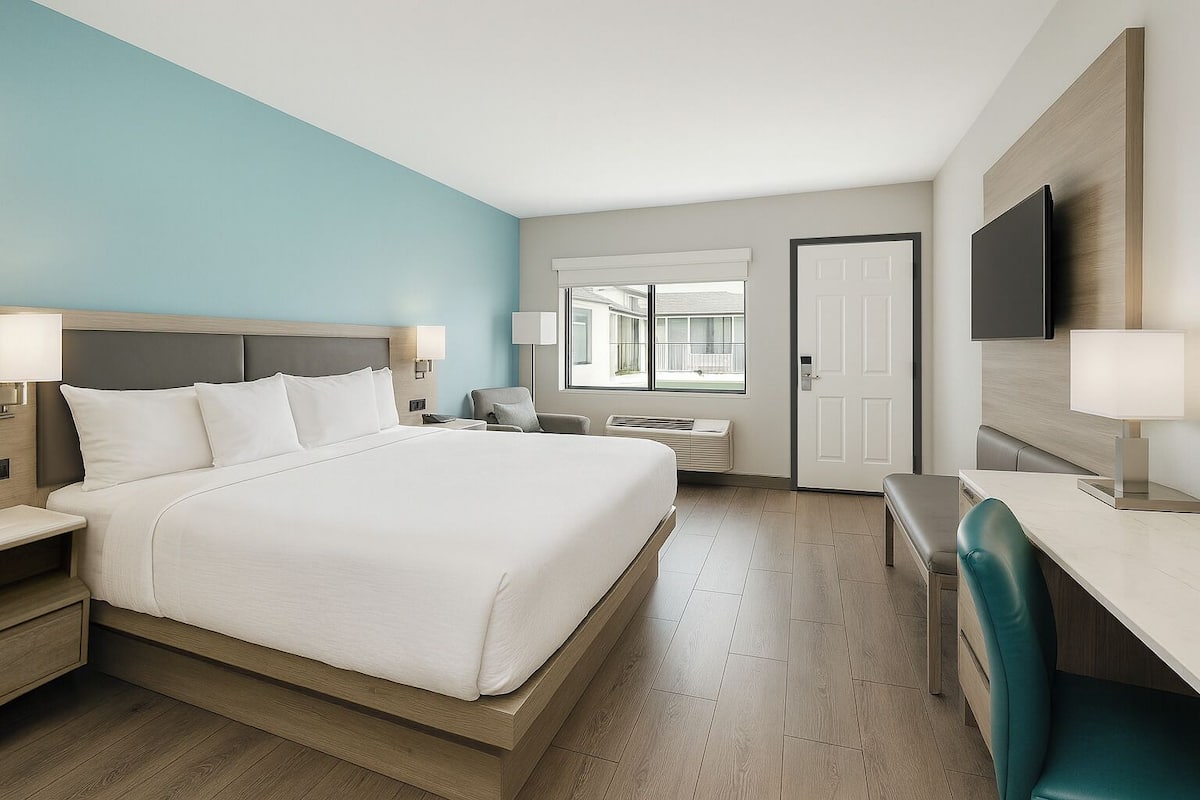 Standard Room, 1 King Bed | Desk, iron/ironing board, free WiFi, bed sheets