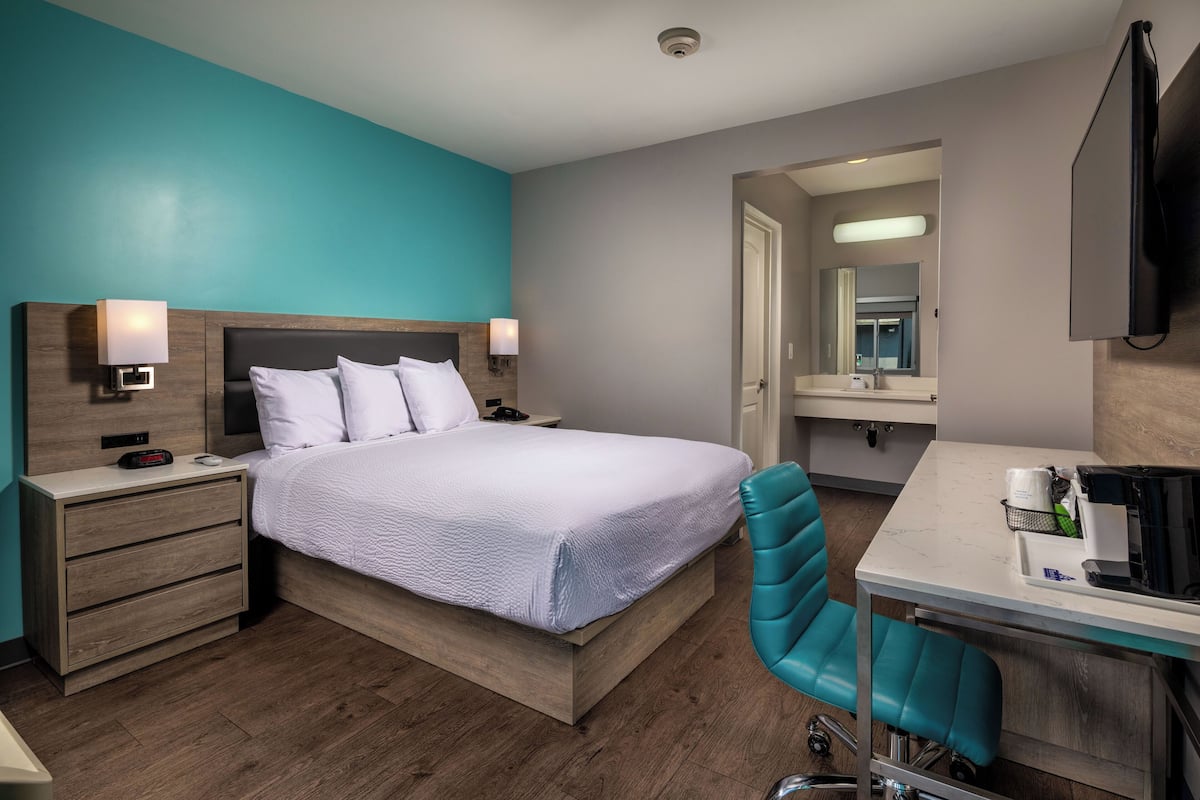 Standard Room, 1 Queen Bed | Desk, iron/ironing board, free WiFi, bed sheets