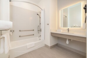 Habitación empresarial, 1 cama Queen size, con acceso para personas discapacitadas (Mobility) | Baño | Tina con regadera, tina profunda, secadora de cabello, toallas 