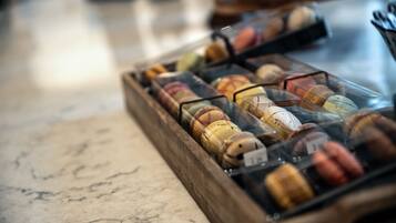 Une vitrine en bois contenant diverses pâtisseries.