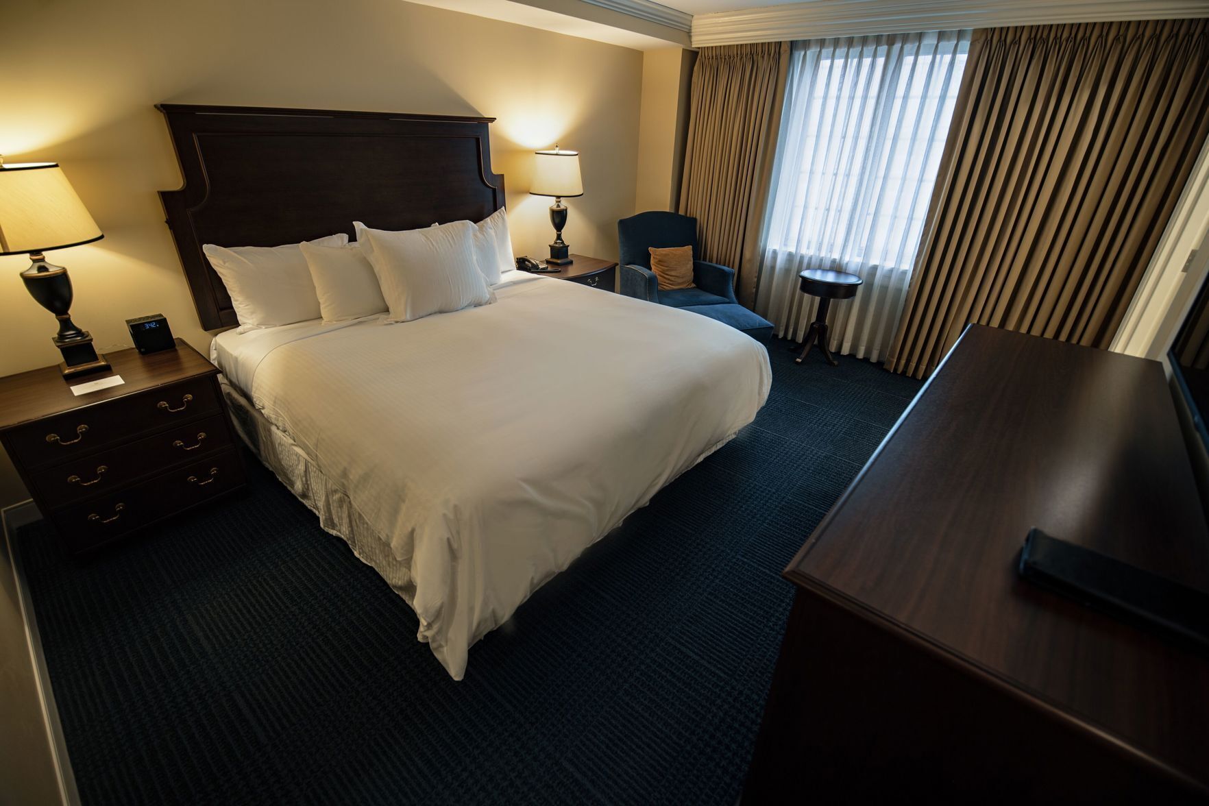 고급 침구, 필로우탑 침대, 객실 내 금고, 노트북 작업 공간