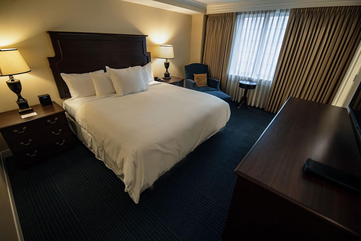 고급 침구, 필로우탑 침대, 객실 내 금고, 노트북 작업 공간