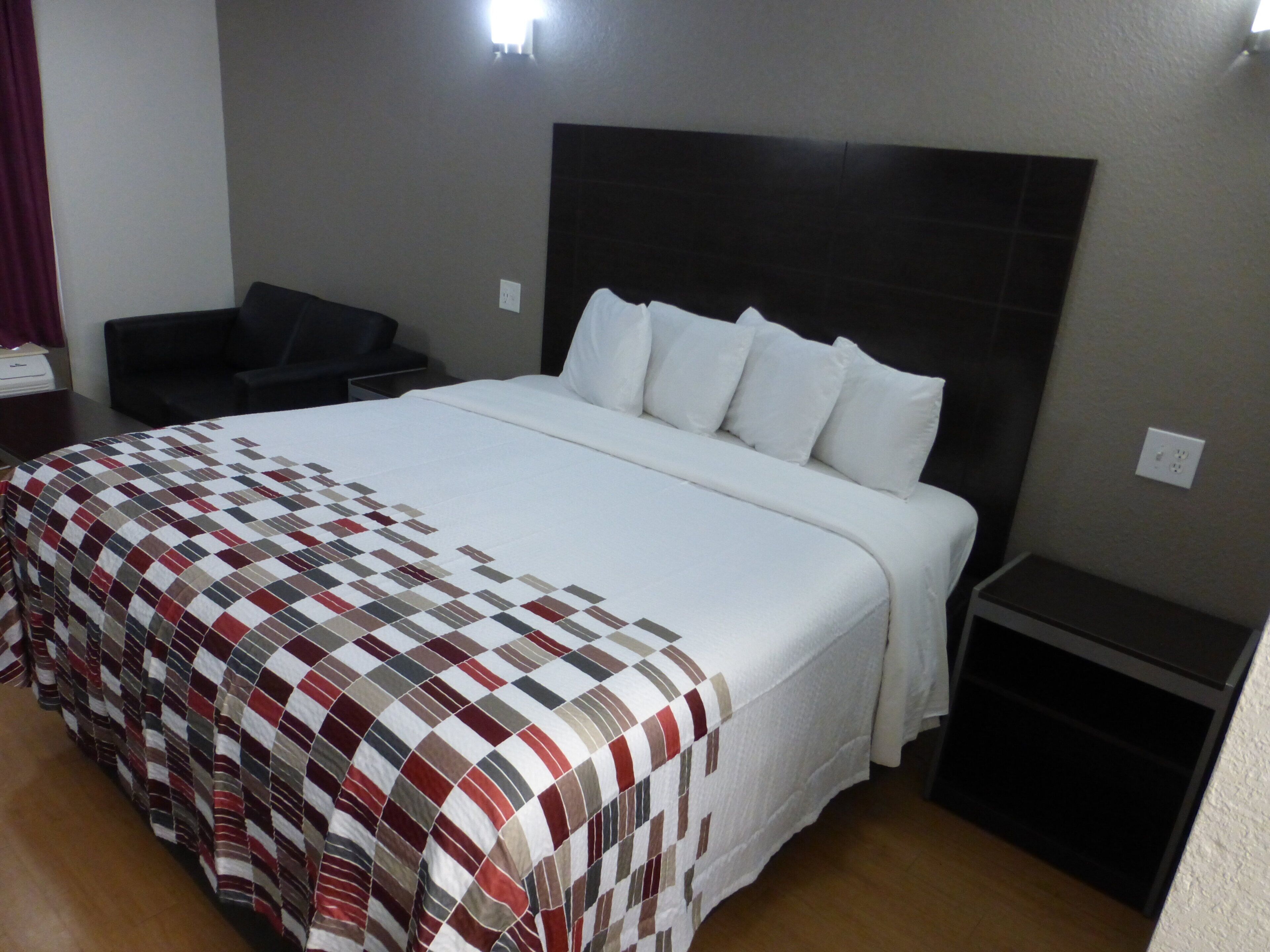 Escritorio, cortinas blackout, wifi gratis y ropa de cama 
