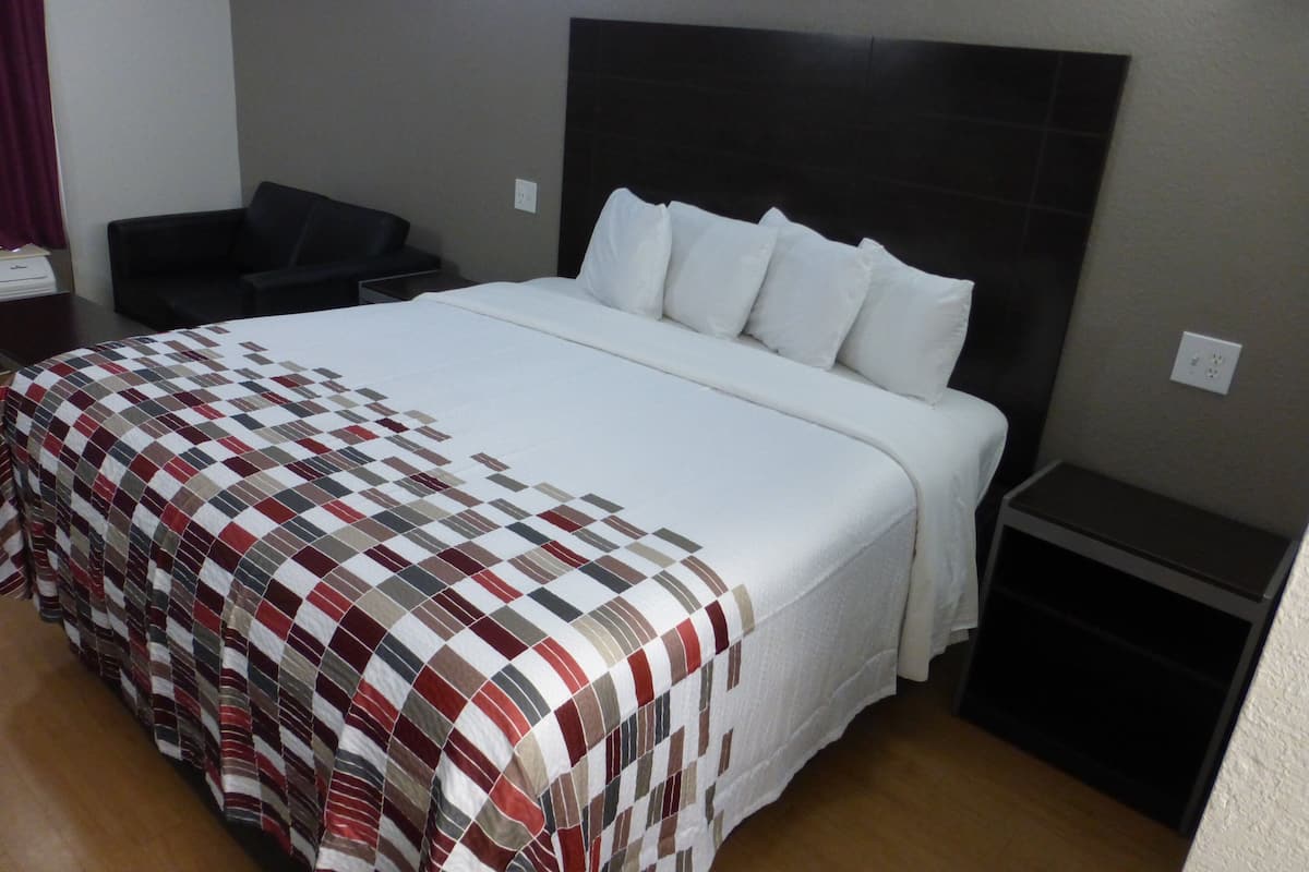 Escritorio, cortinas blackout, wifi gratis y ropa de cama