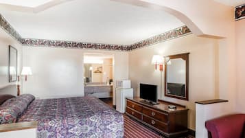 Standard Room, 1 King Bed, Non Smoking | Free WiFi, bed sheets