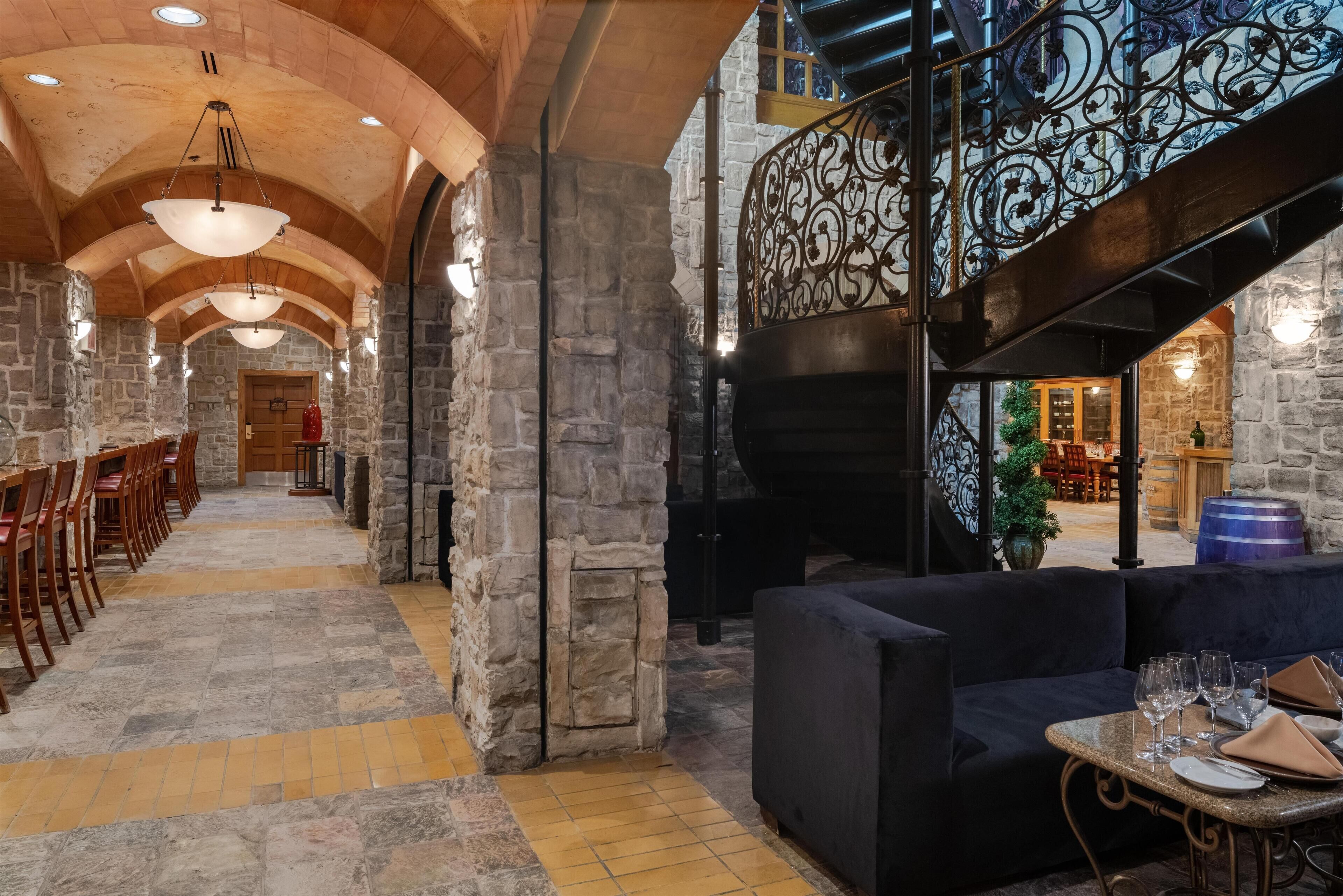 6 bars/lounges, 2 poolbars