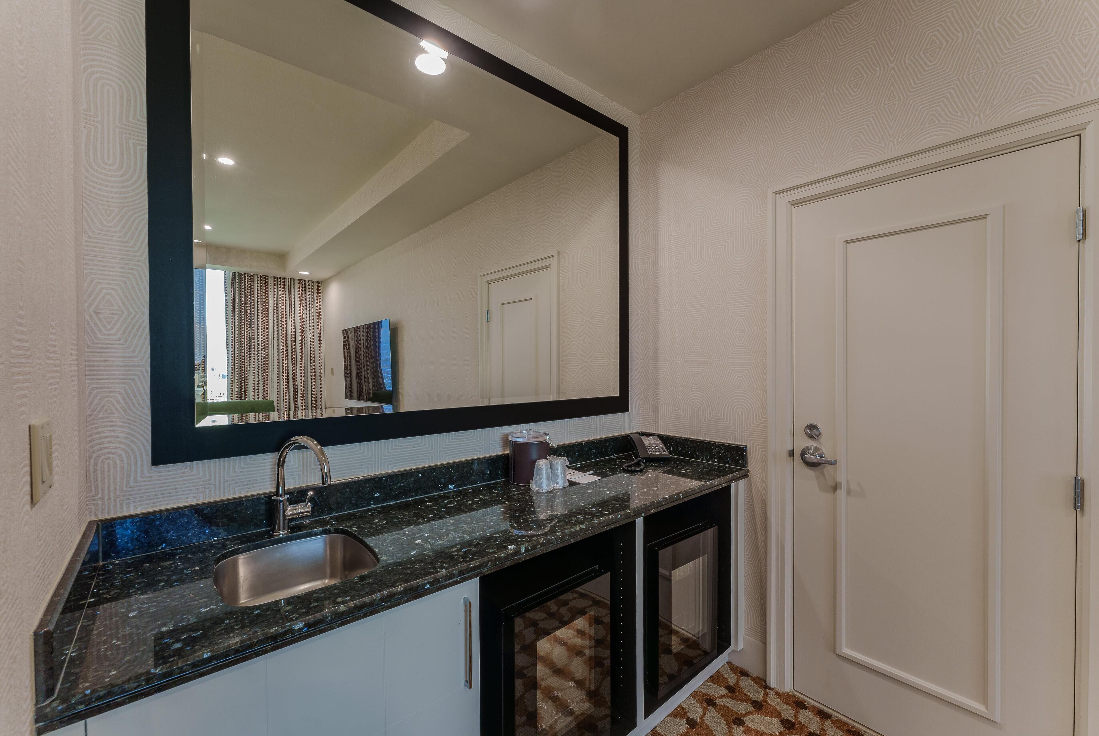 Premier Suite, 1 King Bed | Premium bedding, pillowtop beds, in-room safe, desk