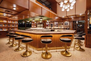18 restaurantes; se sirve desayuno, almuerzo y cena; cocina americana