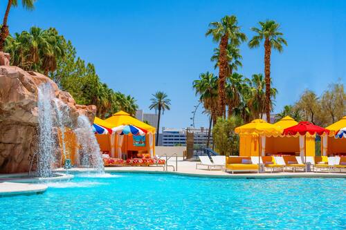 Una piscina al aire libre de temporada, cabañas de piscina (de pago)