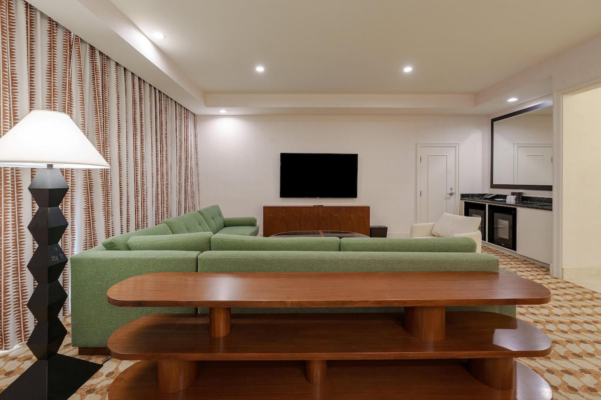 Premier Suite, 1 King Bed | Premium bedding, pillowtop beds, in-room safe, desk